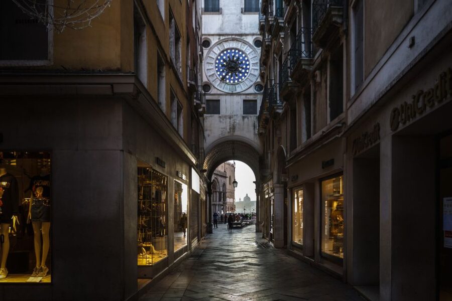 Venice: City Center Historical Guided Walking Tour - The VR Gallery Stop: When Weather or Crowds Reduce Your Patience