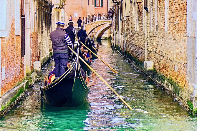 Venice: Classic 30-Minute Gondola Ride Through the Canals - Timing and Crowds: When 30 Minutes Feels Longer Than You Think