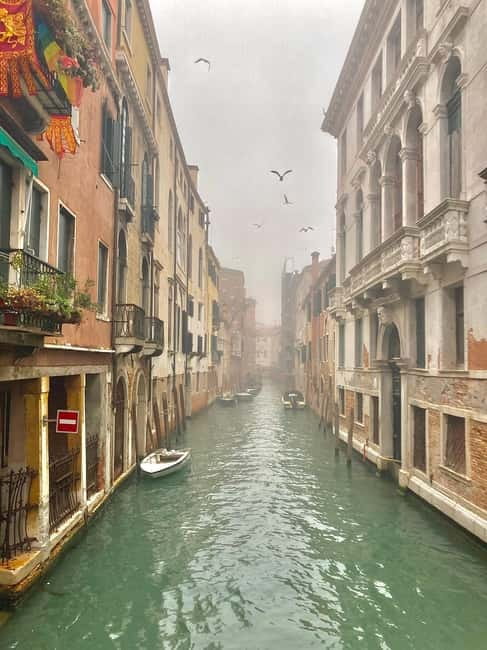 Venice: Crimes, Legends, and Mysteries Sunset Tour - Dark Alleys and Canal-Side Legends: Masks, Smugglers, and the Black Market