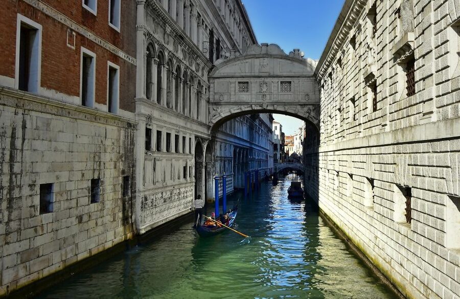 Venice: Doge's Palace Guided Tour with Optional Gondola Ride - Gothic halls, power, and what to look for while the guide speaks
