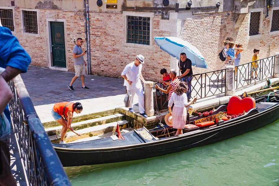 Venice: Doge's Palace Guided Tour with Optional Gondola Ride - The Bridge of Sighs and New Prisons: where the tour turns darker