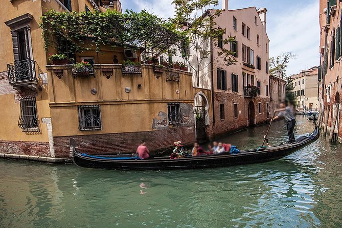 Venice Gondola Experience - Shared Gondola Rules: Up to 5 People, Seating Tradeoffs, and Capacity Limits