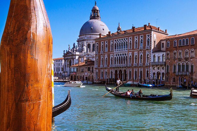 Venice Gondola Experience - Gondolier Style: Silent Steering, Singing, and the No-Commentary Reality