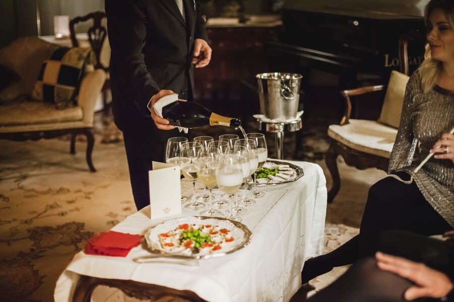 Venice: Gondola Ride and a Gala Dinner in a Venetian Palace - Getting There: Hotel Pick-Up in San Marco or Rialto, Then a Short Walk