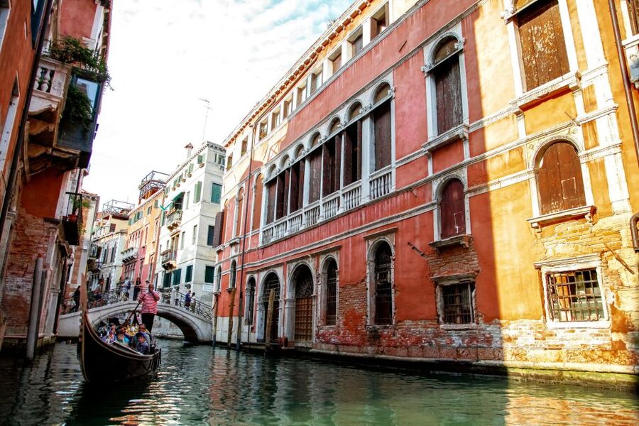 Venice: Gondola Ride with Live Guide or Audio Guide - Live Guide vs Audioguide App: Picking the Right Style of Venice Listening