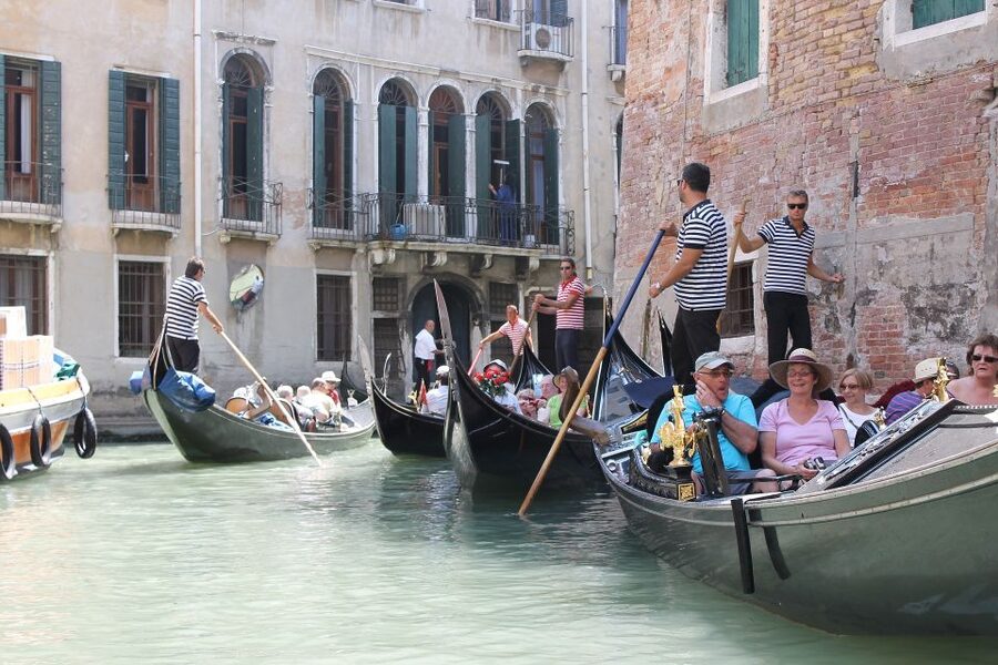 Venice: Grand Canal by Gondola with Live Commentary - A Gondola Ride That Starts With a Real Intro, Not Just Boarding