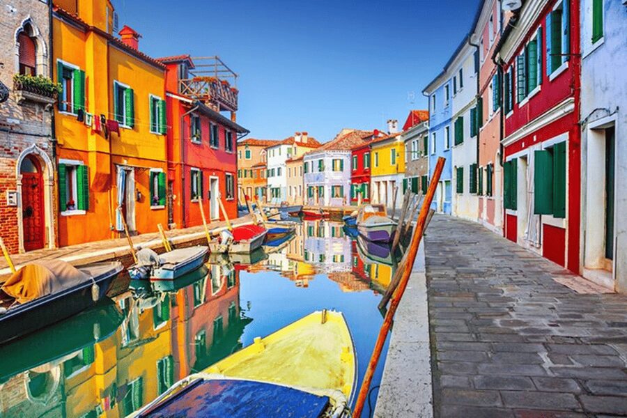 Venice Islands: Murano Glass & Burano Colors Guided Visit - Lace making in Burano: a short demonstration that is more about craft than lecture