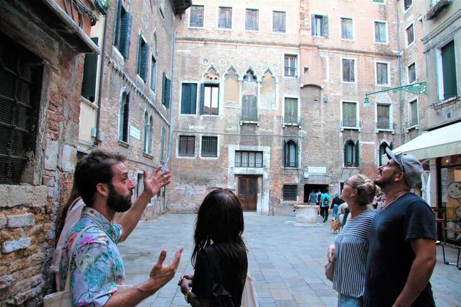 Venice: Local Secrets of Venice Tapas & Wine Walking Tour - Practical tips to make the most of your 2 hours