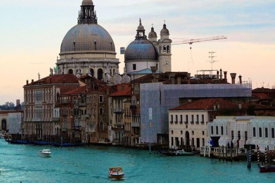 Venice : Private Custom Walking Tour with a Local Guide - Meeting Your Guide Near Your Hotel (And Why That Matters)