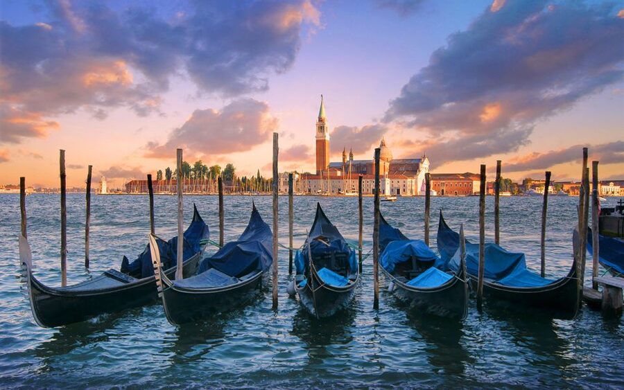 Venice: Private Gondola Cruise for up to 5 Passengers - Day vs night: choosing the Venice vibe that fits your schedule