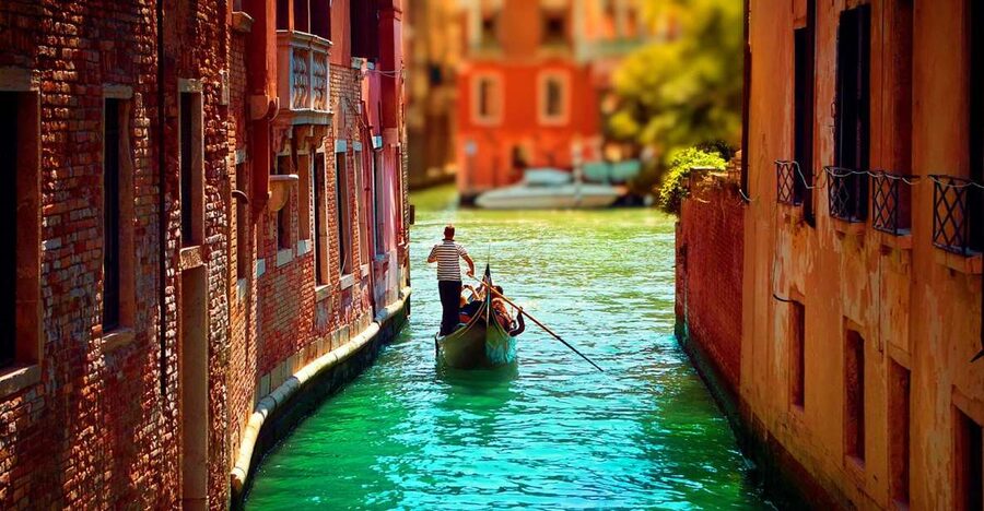 Venice: Private Gondola Cruise for up to 5 Passengers - Tips to make your gondola ride smoother (without overthinking it)