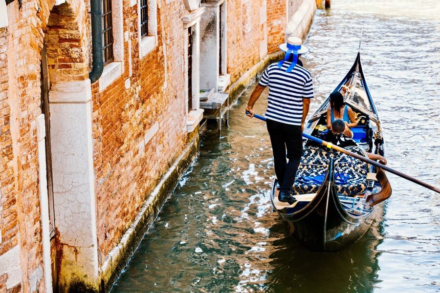 Venice: Private Gondola Ride - Gondolier style: smooth control, dialect chat, and photos