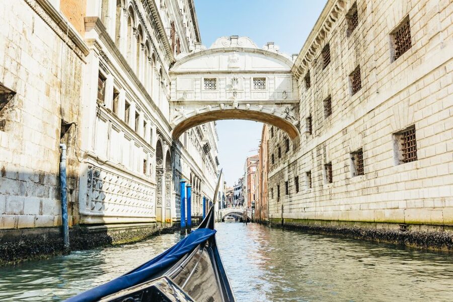 Venice: Private Gondola Ride along Grand Canal - Audio Commentary vs. Live Gondolier Facts: Getting the Right Kind of Narration