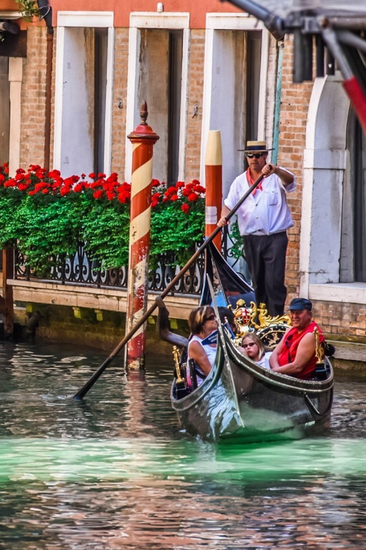 Venice: Private Grand Canal Gondola Ride from Rialto - Gondolier Stories vs. Commentary: Set Your Expectations