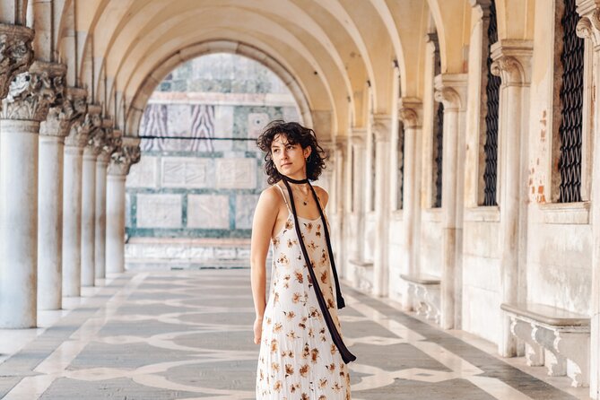 Venice Professional Photoshoot (up to 6 people included) - Palazzo Ducale and the Bridge of Sighs area: drama with a human scale