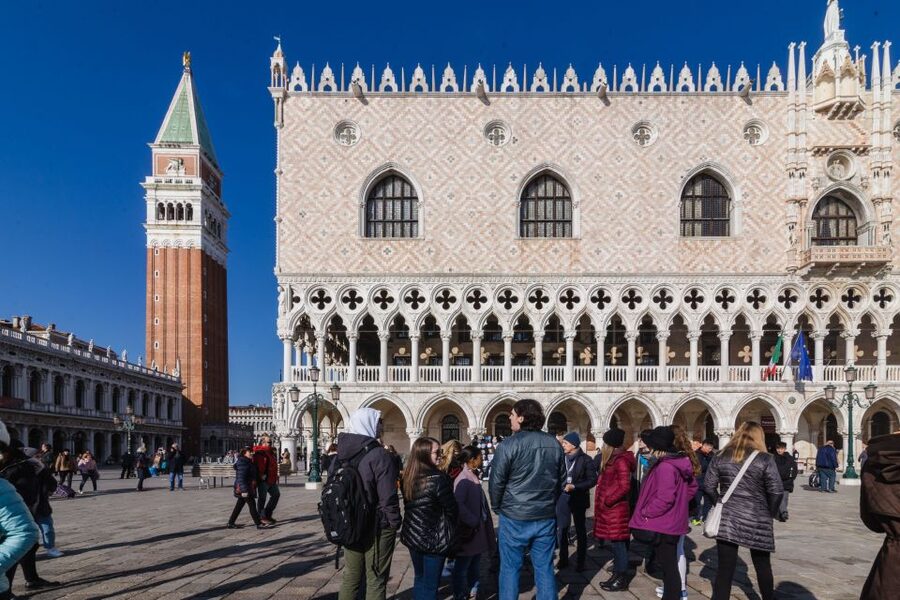 Venice: Rialto Bridge & Offbeat Unusual Venice Walking Tour - Optional gondola ride: how it adds romance and why the intro helps
