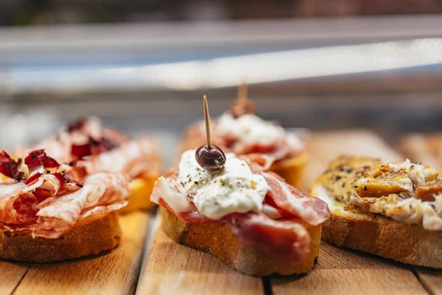 Venice: Rialto Market Food and Wine Lunchtime Tour - Guides, group size, and why it affects the value