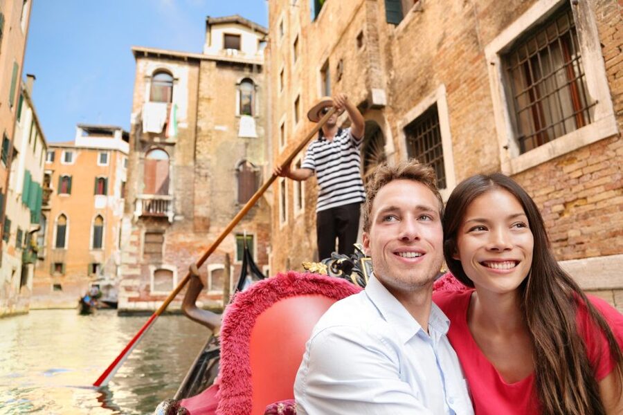 Venice: Romantic Gondola tour and Dinner for two - Should you book this Venice romantic gondola and dinner?