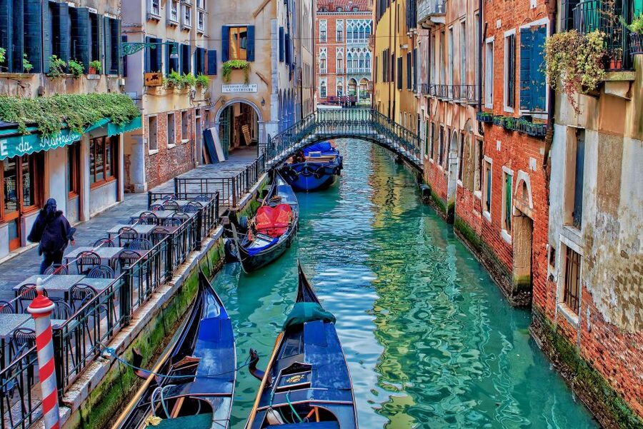 Venice: Romantic Gondola tour and Dinner for two - Vouchers, meeting points, and how to avoid evening stress