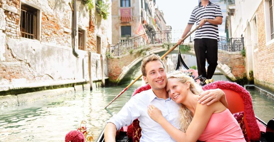 Venice: Romantic Gondola tour and Dinner for two - Who this is best for, and who might want a different plan