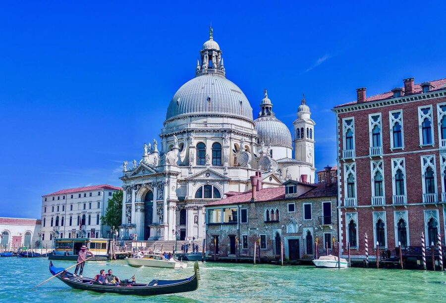 Venice: Romantic Gondola tour and Dinner for two - Dress code and practical Venice reality checks