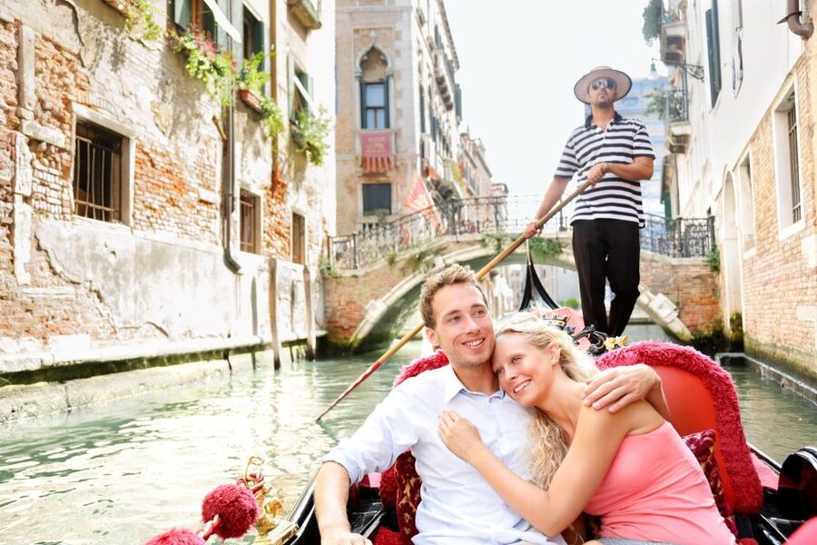 Venice: Romantic Gondola tour and Dinner for two - Timing in Venice: gondola at 16:00 or 18:00, dinner at 19:00