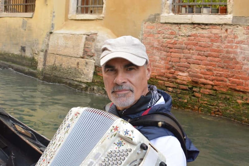Venice: Romantic Shared Gondola Serenade on the Grand Canal - Virtual reality and the sunset-over-the-Grand-Canal moment