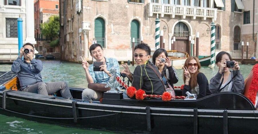 Venice: Shared Gondola Ride - Expect no onboard commentary, so look for the clues yourself