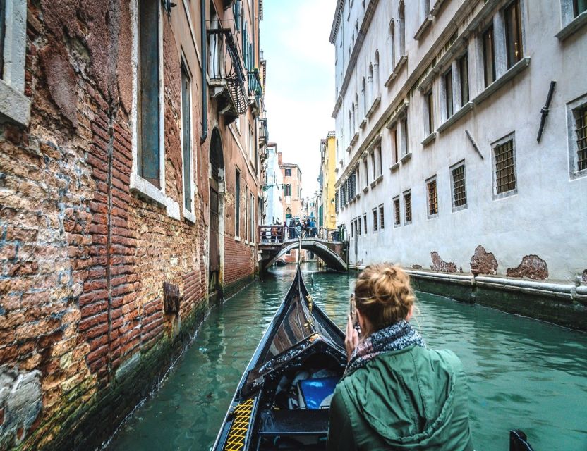 Venice: Shared Gondola Ride - Shared gondola comfort: group size, quiet moments, and canal smell