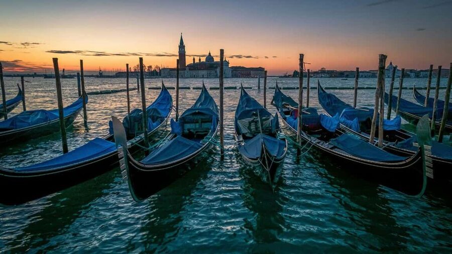 Venice: Shared Gondola Ride at Sunset - Photos on the Water: Best Strategies for a Shared Ride