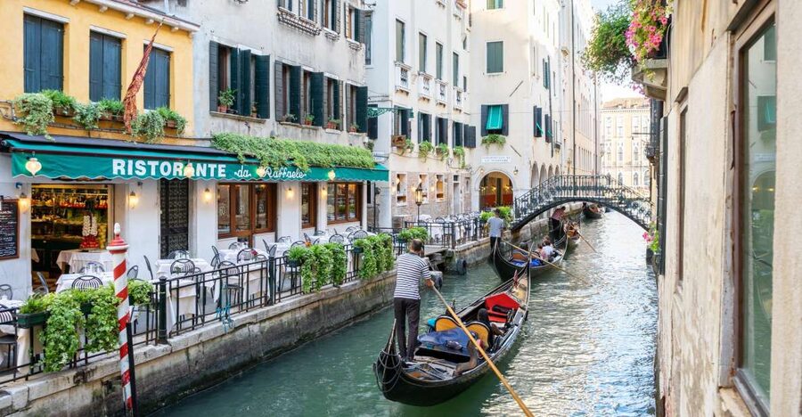 Venice: Shared Gondola Ride through the Lagoon City - A shared Venice gondola ride that makes sense for real schedules