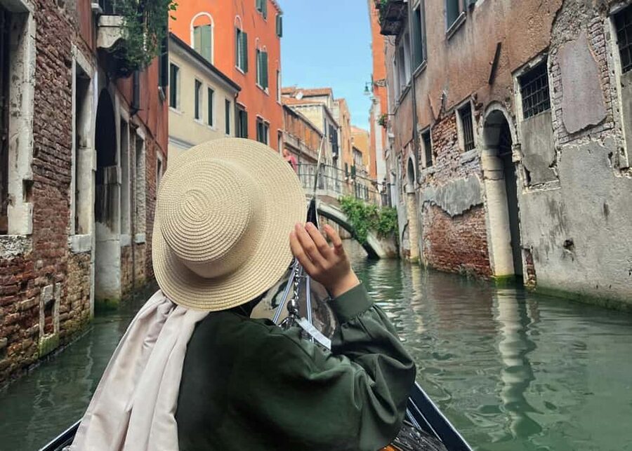 Venice: Shared Gondola Through breathtaking Bridge of Sighs - The 15-minute walking start that sets your timing up