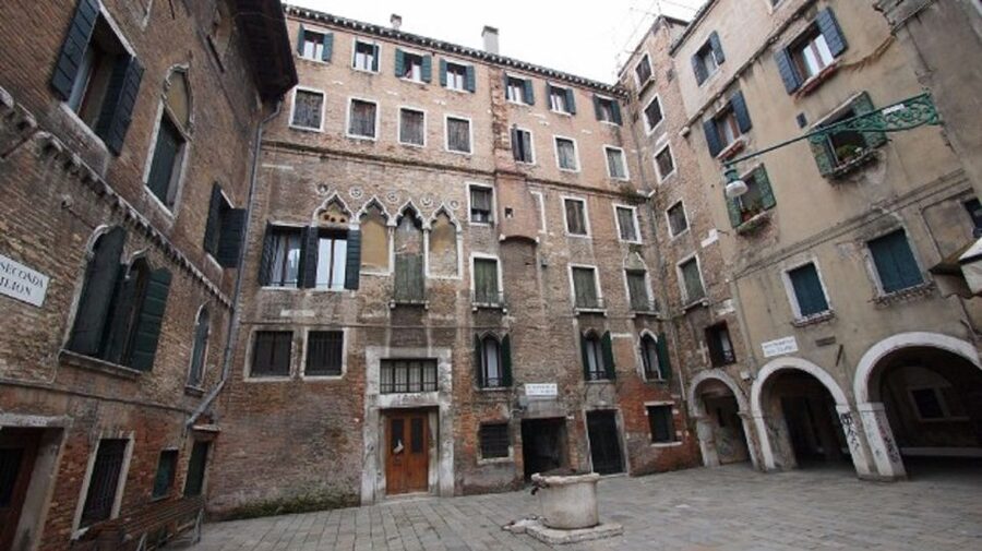 Venice: Sightseeing Tour with a Local expert - San Polo streets and the trade-center story, Venice as a business machine