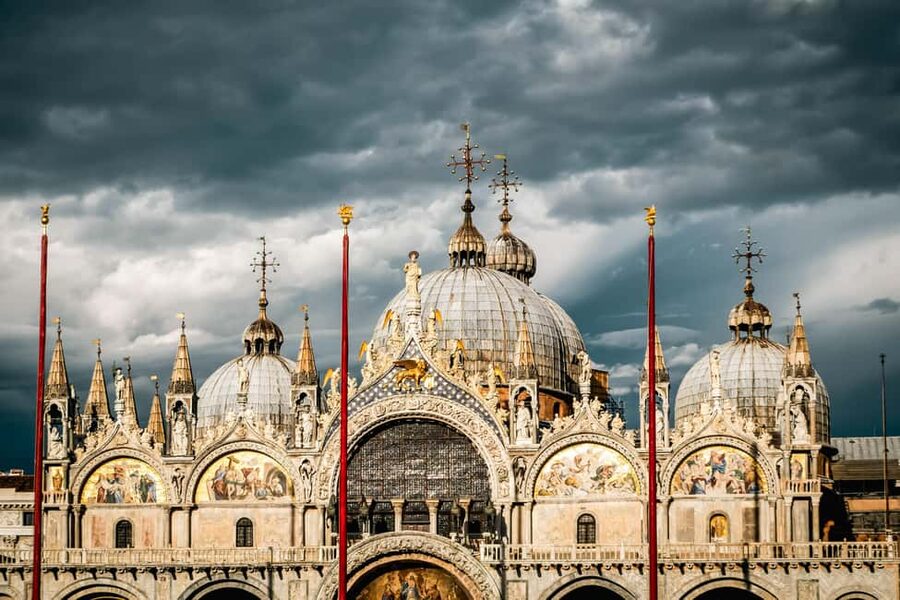 Venice: Skip-the-line St. Mark's Basilica Entry & Audioguide - Finding Crown Tours under the Lion Wings statue at St. Mark’s Square
