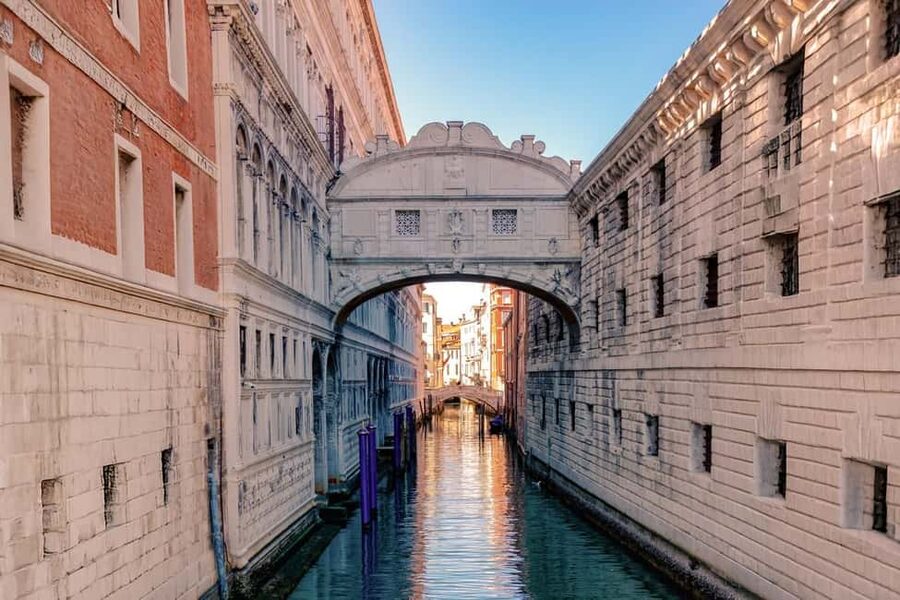 Venice: St. Mark's, Doges Palace, Rialto, and Gondola Tour - Lunch break with one hour on your own: use it smart