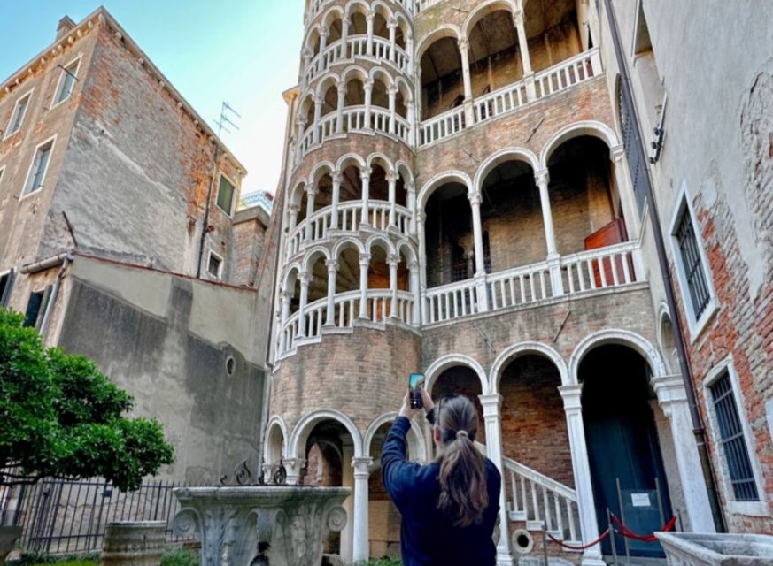 Venice: St. Mark's, Doges Palace, Rialto, and Gondola Tour - Pacing, walking, and who this tour suits best
