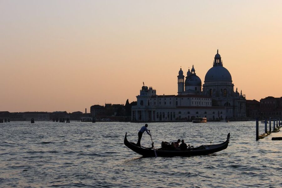 Venice: Sunset or Evening Gondola Tour - Sunset Expectations: Beautiful Timing, Not a Guaranteed Hour