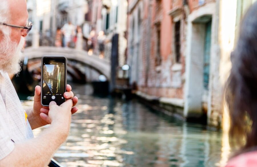 Venice: Traditional Shared Gondola Ride - Gondoliers, Seating, and the Rules That Affect Your Experience