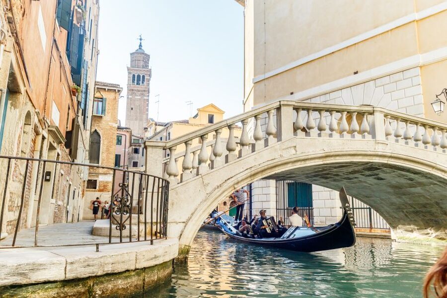 Venice: Traditional Shared Gondola Ride - Practical Tips for a Smooth Ride (What to Wear, What Not to Bring)