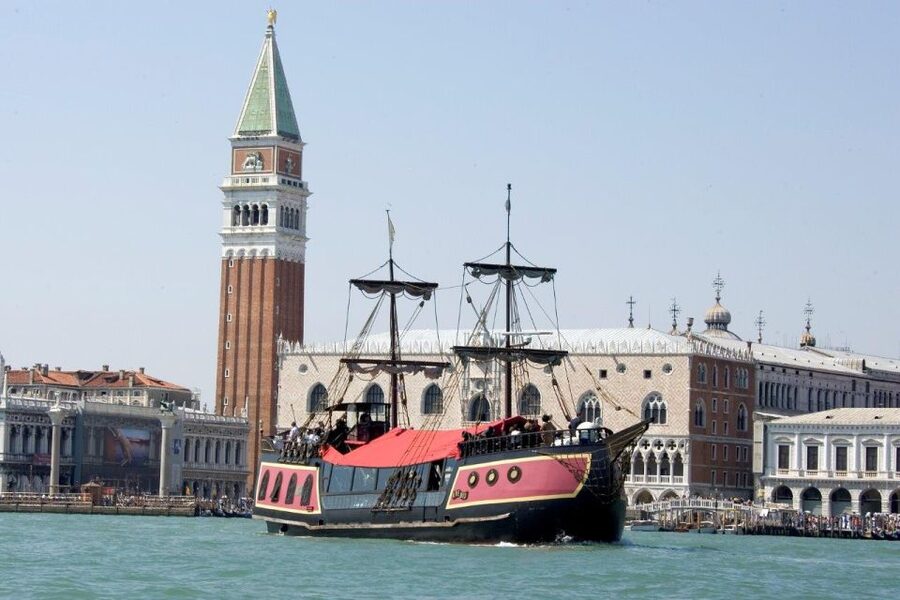 Venice: Venetian Lagoon Tour and Galleon Dinner - Boat Comfort and Atmosphere: Warmth, Candles, Music, and Real-Life Conditions