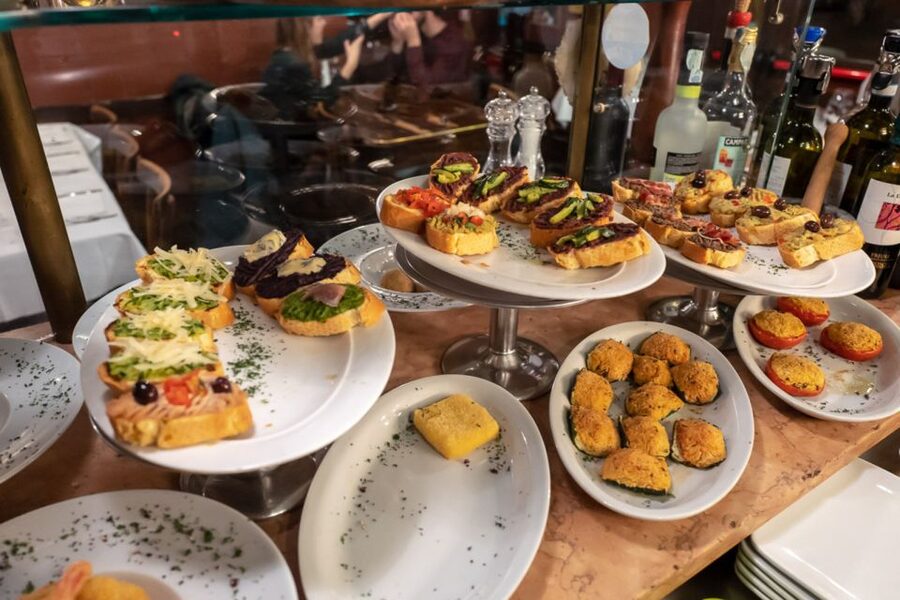 Venice: Venetian Style Carnival Pub Crawl - The 2-hour bar hop formula: 3 bacari, wine, cicchetti, spritz