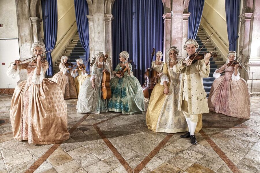 Venice: Vivaldi’s Four Seasons Live Classical Music Concert - Inside the venue: intimate acoustics, historic mood, and real costumes