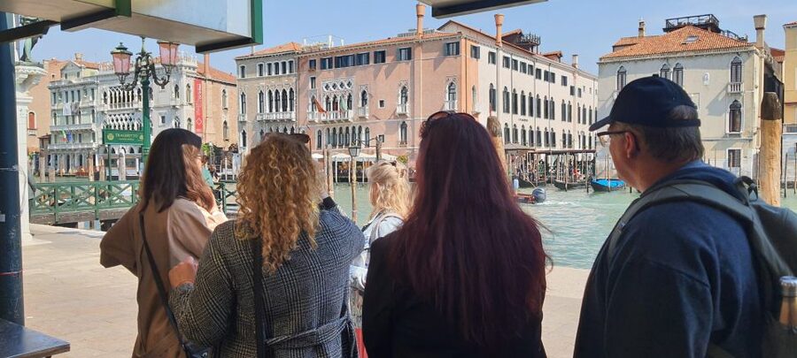 Venice: Walking Guided Tour of the City Must-See Sites - Scuola Grande di San Rocco Stop: Outside Beauty With the Right Stories