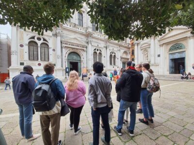 Walking Guided Tour of the City Must-See Sites