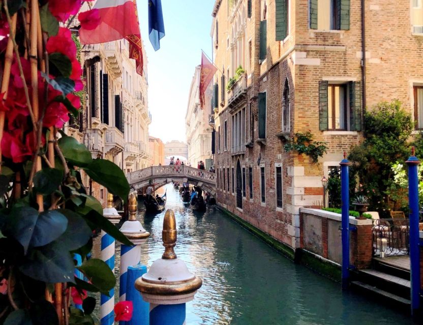 Venice Walking Tour and Gondola Ride Combo - Getting on a gondola: how to think about the 30 minutes